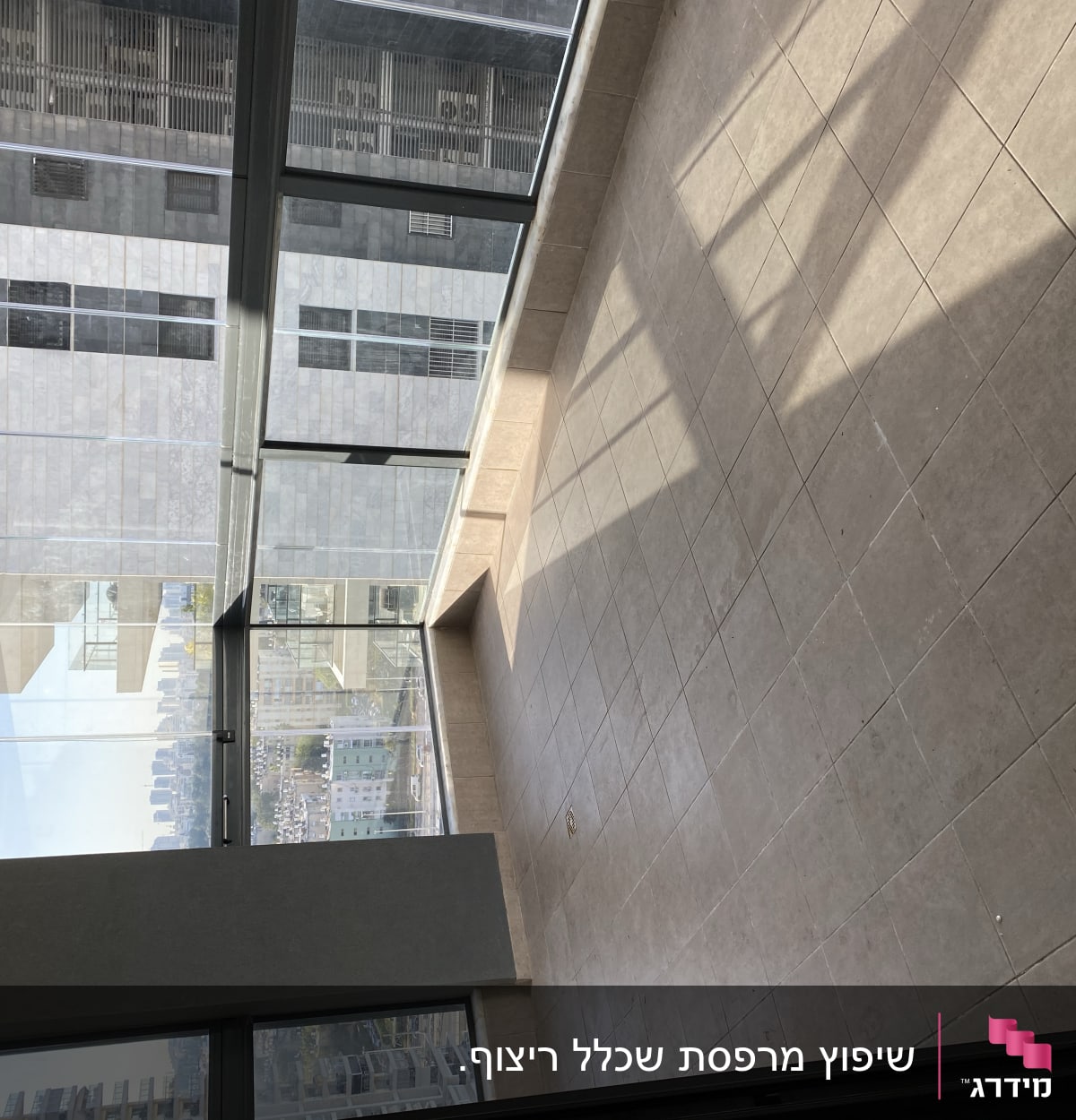 חדר עם רצפת אריחים וחלונות גדולים